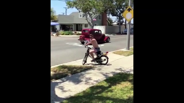 Il fait l'idiot avec sa mini mobylette et pafff