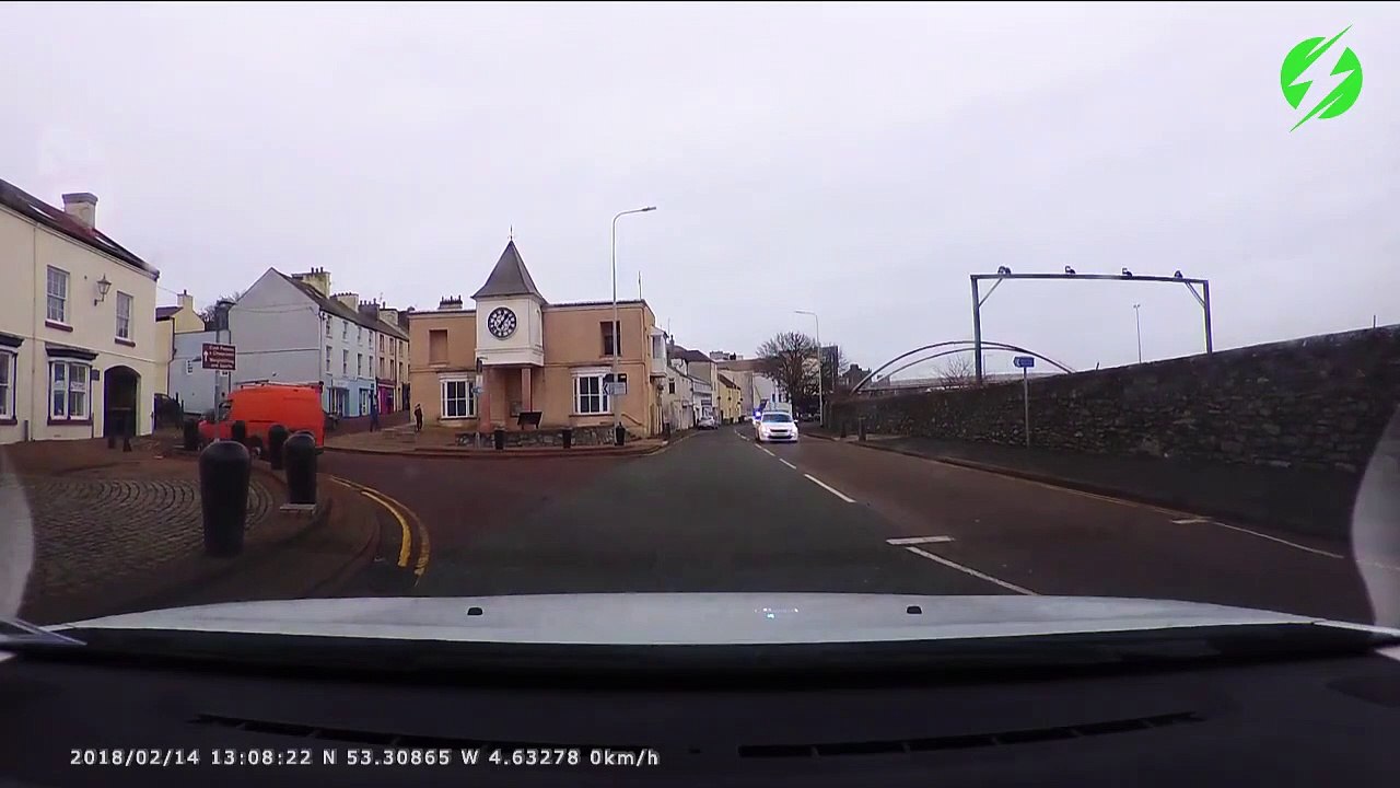 Ce policier rate complètement son virage... course-poursuite fail