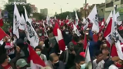 Perù, la destra in piazza contro Castillo e Bellido: "terroristi"