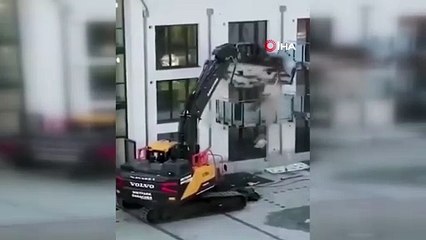 - Parasını alamayan Alman müteahhit iş makinası ile binaya saldırdı