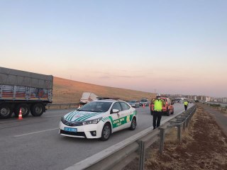 Gaziantep'te tır tarım işçilerine taşıyan minibüse çarptı: 3 ölü, 16 yaralı