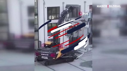 Parasını alamayan Alman müteahhit iş makinası ile binaya saldırdı