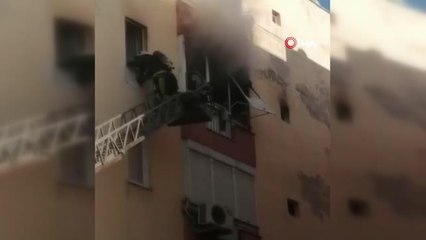 Son dakika haberi: Apartmandaki yangında mahsur kalan 'gırgır ve mırmır' paniği