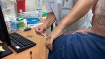 Israel arranca la vacunación general a mayores de 60 años con tercera dosis