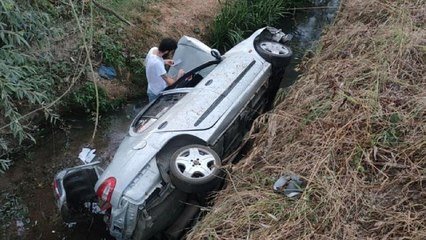Kontrolden çıkan otomobil dereye devrildi