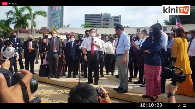 LIVE: Ahli-ahli Parlimen pembangkang berarak ke bangunan Parlimen