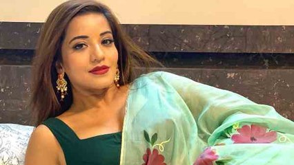 साड़ी और ऑफ शोल्डर ब्लाउज में मोनालिसा ने बेड पर दिखाई अपनी दिलकश अदाएं, दिल थामकर देखें हॉट फोटोज