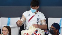 Tokyo Olimpiyatları'nda altın madalya kazanan Tom Daley, tribünde örgü ördü