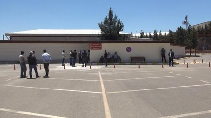 Son dakika haber... ARIZAYI GİDERMEK İÇİN ÇIKTIĞI DİREKTE AKIMA KAPILARAK ÖLDÜ