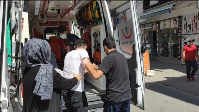 Kızının gözü önünde damadını bıçakladı