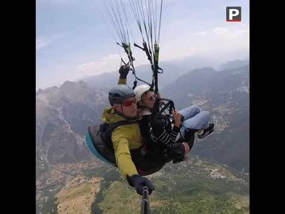 En parapente au-dessus des Ecrins