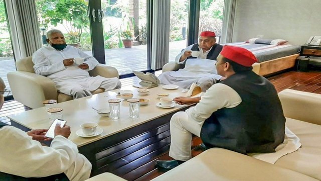 Lalu Yadav and Mulayam Singh meeting, Akhilesh tweeted photo