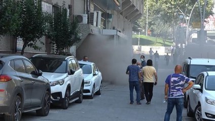 SULTANGAZİ'DE 7 KATLI İŞ MERKEZİNDE YANGIN