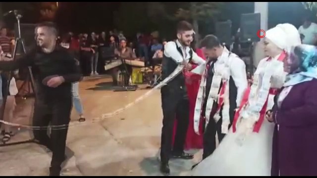 Arkadaşlarından damada üzerinde 2 bin lira olan 50 metrelik kurdele