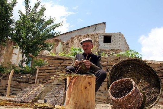 GEÇİMİNİ 14 YILDIR SEPET ÖREREK SAĞLIYOR