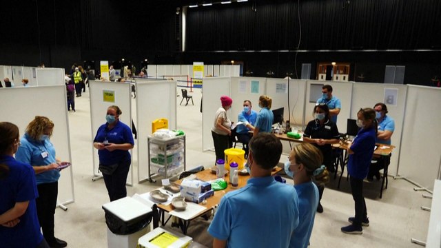 Descuentos por vacunarse contra la COVID en Reino Unido para animar a los adultos más jóvenes