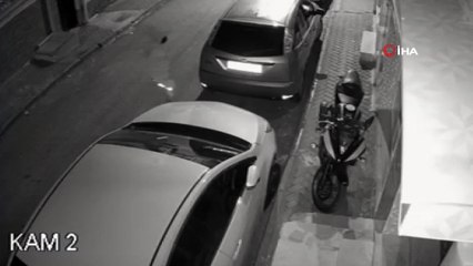 Download Video: Direksiyon kilidini kıran motosiklet hırsızları kameraya böyle yansıdı