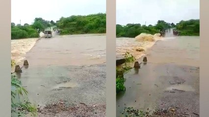 ನೀರಿನ ರಭಸಕ್ಕೆ ನಿಯಂತ್ರಣ ತಪ್ಪಿದ ಲಾರಿ!! | Oneindia Kannada