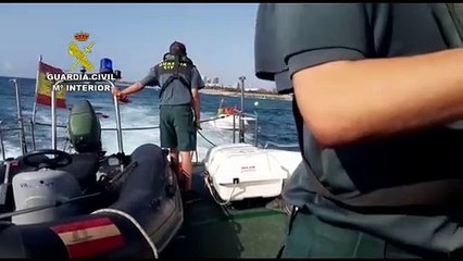 Rescate de una lancha en riesgo de chocar contra las rocas en Badalona