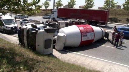 Beton yüklü mikser otomobile çarpıp otoyola devrildi: 1 yaralı