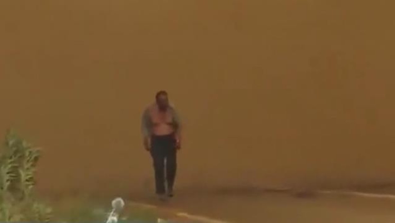 Muğla'daki canlı yayında dikkat çeken anlar! Bir anda alevlerin içinden çıkıp ekibe doğru geldi