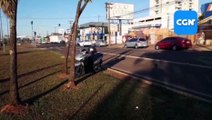 Motociclista fica ferido após se envolver em colisão com carro na Avenida Tancredo Neves