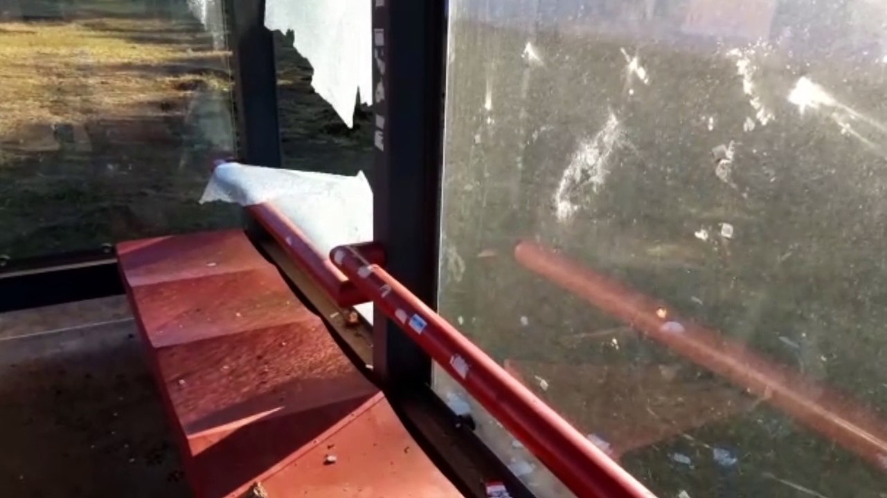 Com sinais de vandalismo, pontos de ônibus amanhecem danificados na Rua Poente do Sol