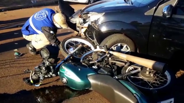 Dois jovens ocupantes de uma motocicleta ficam feridos após colidirem com um carro na Rua Adolfo García, no Brasmadeira