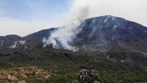 Akseki'deki orman yangınına havadan ve karadan müdahale sürüyor (2)