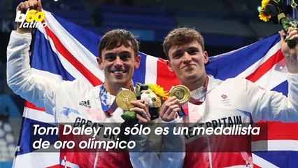 Clavadista Olímpico Tom Daley Capturó Audiencias Mientras Tejía desde las Gradas