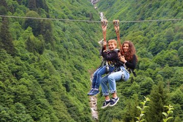 Descargar video: Ayder Yaylası'nda tatilciler zipline ile heyecanlı anlar yaşıyor