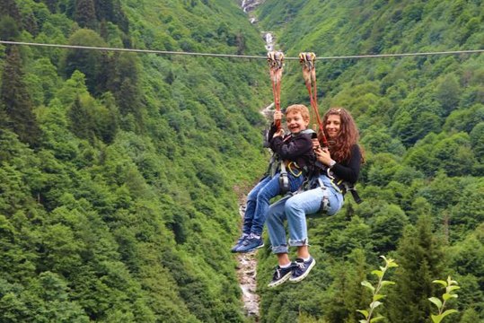 Ayder Yaylası'nda tatilciler zipline ile heyecanlı anlar yaşıyor