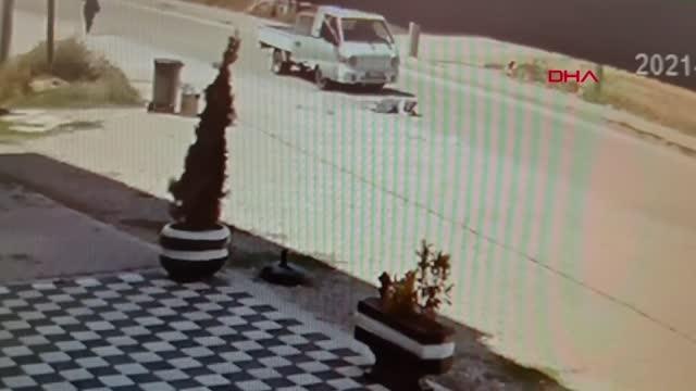 Son dakika haber | YOLUN KARŞISINA GEÇTİĞİ SIRADA KAMYONET ÇARPTI; KAZA ANI KAMERADA