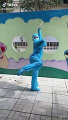 Cô gái mặc đồ bảo hộ múa nhạc cổ trang chuyên nghiệp