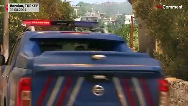 Des habitants tentent d'échapper aux incendies dans le sud de la Turquie