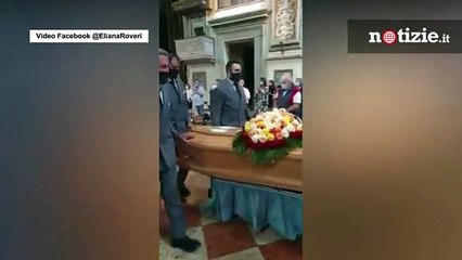 Giuseppe De Donno, lungo applauso all'arrivo del feretro in chiesa: le immagini del funerale