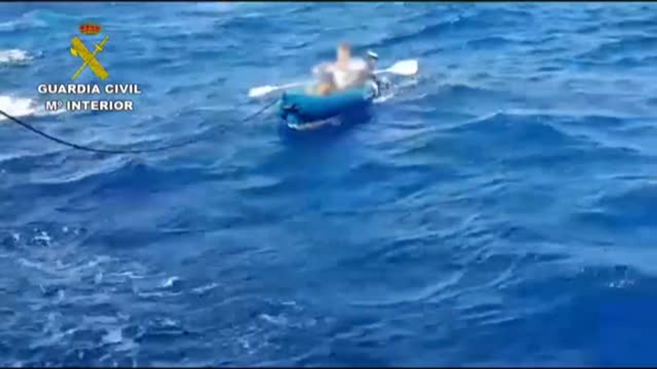 Rescate de un hombre a la deriva en un kayak