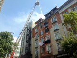 Son dakika haberleri! Bahçelievler'de çatı katında çıkan yangın mahalleliyi sokağa döktü
