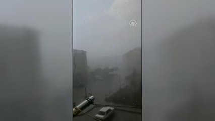 Şiddetli yağmur sonrası sel meydana geldi