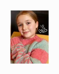 Harper Beckham et son pull signée "Victoria Beckham".
