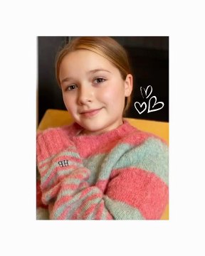 Harper Beckham et son pull signée Victoria Beckham .