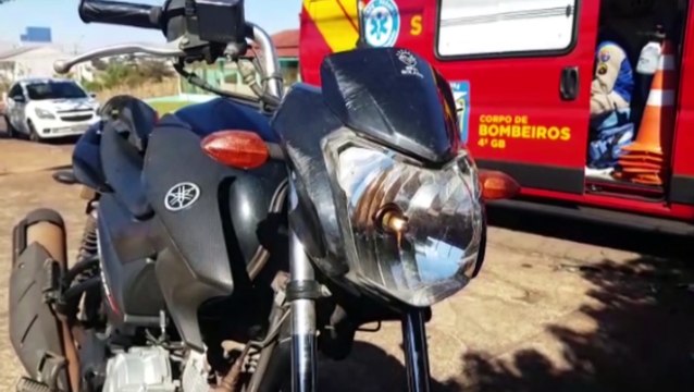 Jovem de 28 anos fica ferido após colisão com carro no Bairro Santa Cruz