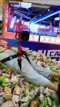 Ce gamin a la technique parfaite pour récupérer beaucoup de lots à la machine à pince !