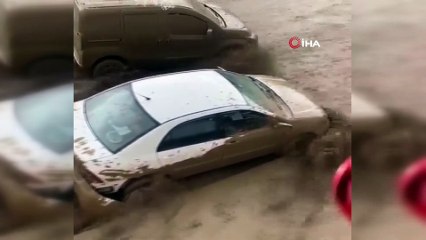Sel suları otomobili böyle sürükledi
