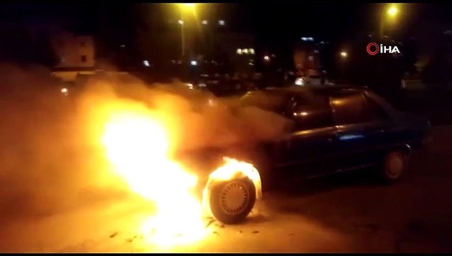 Otomobil alev alev yandı, o anlar cep telefonu kamerasına yansıdı