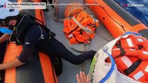 شاهد: إنقاذ عشرات المهاجرين في البحر المتوسط
