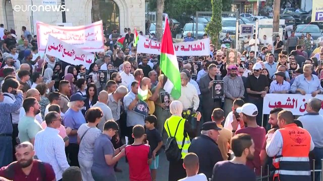 شاهد: المئات يتظاهرون في رام الله مطالبين برحيل الرئيس عباس