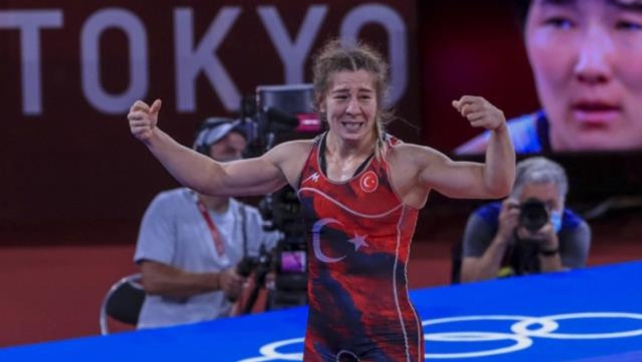 Olimpiyatlar'da tarihi başarıya imza atan Yasemin Adar'a TRT muhabirinden tepki çeken ifade: Bronz ama olsun