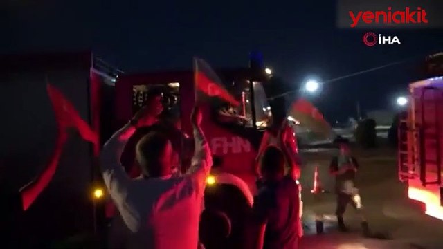 Yardım konvoyu Türkiye'ye geldi! Aracından inip secdeye kapandı