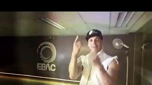 Andrés Wiese y Andrea Luna fueron ampayados en apasionado beso